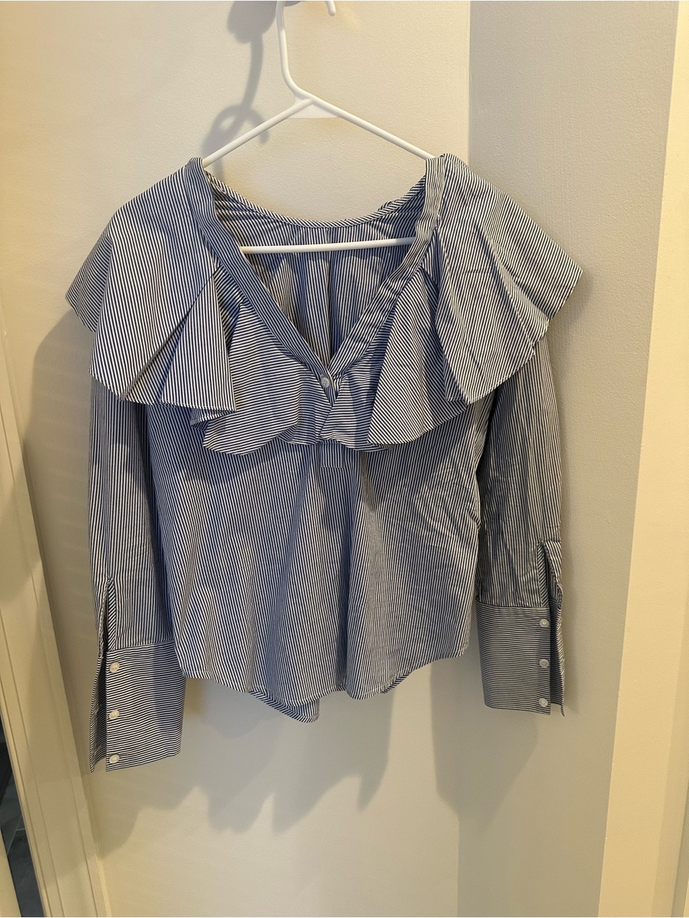 Ruffled blouse, with great cuffs!